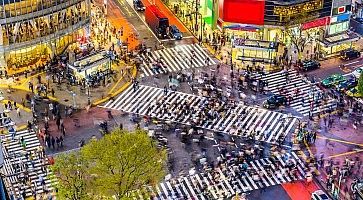 L'incrocio di Shibuya visto dall'alto, nel momento in cui attraversano centinaia di persone.