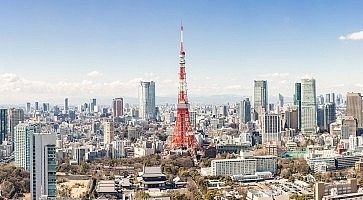 Tokyo di giorno, con in primo piano la Tokyo Tower.