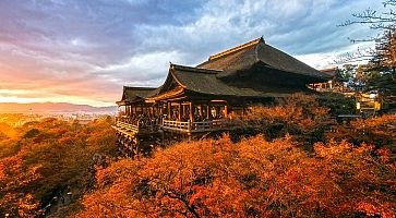 Il tempio Kiyomizu-dera di Kyoto, in autunno, al tramonto.