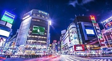 Traffico nel centro di Shibuya, di sera.