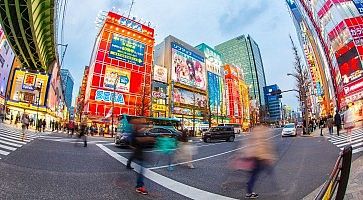 Persone attraversano la strada Chuo Dori ad Akihabara, nei pressi del celebre ponte verde.