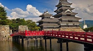 Il castello di Matsumoto con il pittoresco ponte rosso.