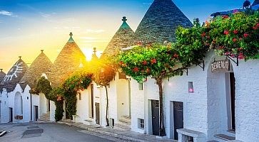 I trulli di Alberobello al tramonto.