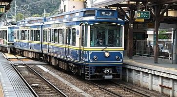 Treno della linea Enoden fermo nella stazione di Hase, diretto a Kamakura.