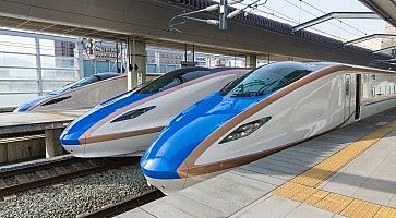 Treni shinkansen della serie E7/W7, diretti a Kanazawa.