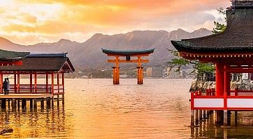 Il torii di Miyajima visto dal santuario Itsukushima, al tramonto.