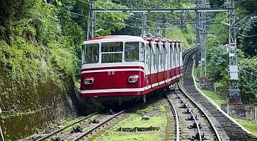 Treno a cremagliera che porta alla cima del Monte Koya.