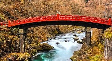 Il sacro ponte rosso Shinkyo a Nikko, in autunno.