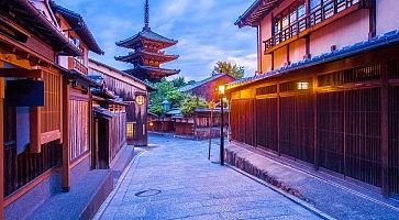 La Pagoda Yasaka e le vicine strade tradizionali, senza persone, al tramonto.