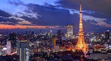 Lo skyline di Tokyo, e la Tokyo Tower illuminata, di sera.