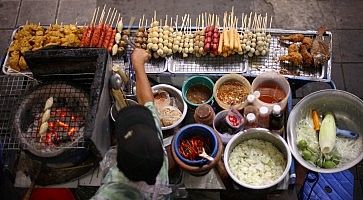 Spiedini e vari ingredienti della cucina thailandese.