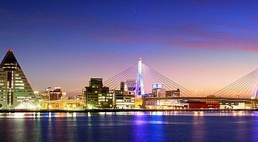 Skyline di Aomori al tramonto, con sulla destra l'iconico edificio ASPAM.