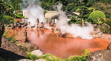 Acqua termale caldissima e color rosso, al Chi-no-Ike Jigoku di Beppu.