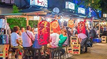 Gli yatai di Fukuoka: bancarelle che servono ramen, gremite di gente.