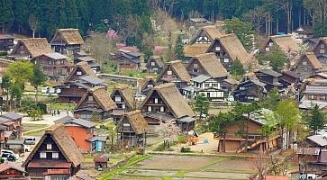 Vista del villaggio di Shirakawa-go dall'alto, e le case dai tradizionali tetti in paglia.