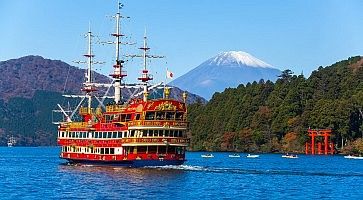 La "barca dei pirati" con cui è possibile fare una piccola crociera, sul lago Ashino. Sullo sfondo il torii del santuario di Hakone e il Monte Fuji.