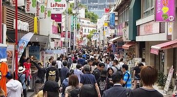 La strada Takeshita Dori, gremita di gente che fa shopping.