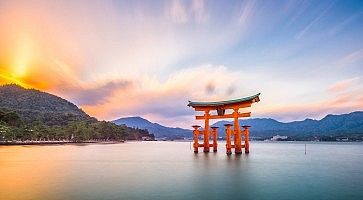 Il torii di Miyajima al tramonto.