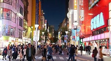 Una delle strade di Ikebukuro, gremita di gente.