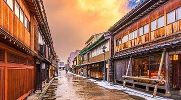 Il quartiere di Higashi Chaya di Kanazawa al tramonto.