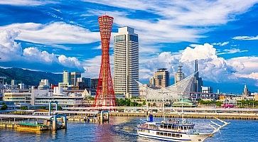 Skyline del porto di Kobe, con l'iconica torre, in una giornata di sole.