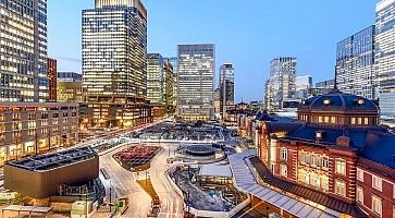 La stazione JR Tokyo al tramonto, e la piazza nella zona di Marunouchi.