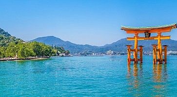 Il torii di Miyajima, durante l'alta marea.