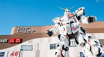 Scultura del Gundam ad Odaiba, e alle sue spalle il centro commerciale DiverCity.