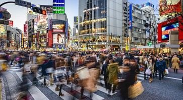 L'incrocio di Shibuya, nel momento in cui viene attraversato da centinaia di persone.