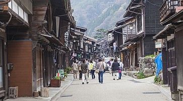 Alcune persone camminano a Sannomachi, la zona della città vecchia di Takayama.