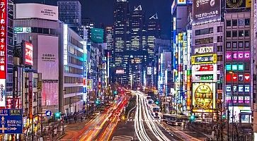 Le strade di Shinjuku di notte, e sullo sfondo le torri dove si trova il Park Hyatt Hotel.