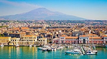 Il porto di Catania e sullo sfondo l'etna.