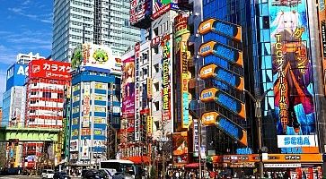 Edifici colorati nel centro di Akihabara.