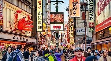 Il centro della zona di Dotonbori ad Osaka, con la grande e caratteristica scultura del granchio del ristorante Kani Doraku.