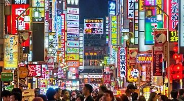 Le luci della zona di Kabuki-cho, a Shinjuku.