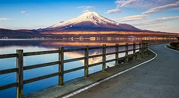 Il Monte Fuji visto dal Lago Yamanaka, nella Prefettura di Yamanashi.