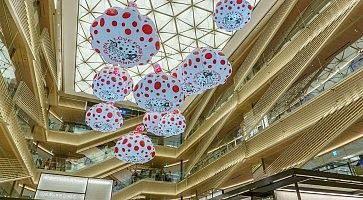 Zona centrale del centro commerciale Ginza Six, con opere d'arte dell'artista Yayoi Kusama.