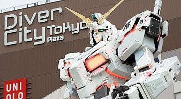 Dettaglio della statua di Gundam ad Odaiba, e sul retro il centro commerciale Diver City.