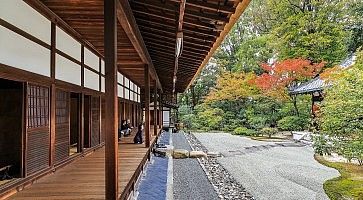 Raffinato giardino giapponese zen, al tempio Kennin-ji di Kyoto.