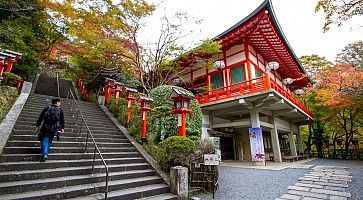 Le scale che portano al tempio nella zona di Kurama-Dera.
