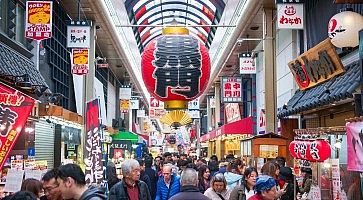 Strada coperta al mercato Kuromon di Osaka.