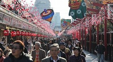 La strada Nakamise Dori, con decorazioni tradizionali.