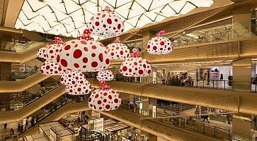 Il centro commerciale Ginza Six, con opere d'arte di Yayoi Kusama.