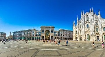 Vista fisheye di piazza Duomo a Milano.