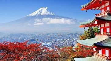 Il Monte Fuji in autunno, e in primo piano la Pagoda Chureito.