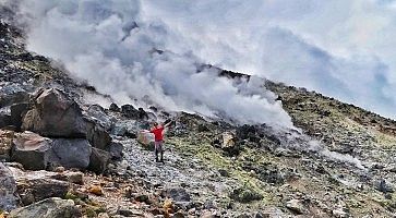 Marco Togni vicino alle fumare del vulcano Monte Nasu.