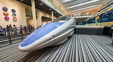 Treno shinkansen in epsosizione al museo ferroviario di Kyoto.