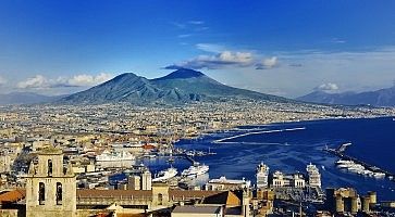 Vista panoramica di Napoli, con il Vesuvio sullo sfondo.