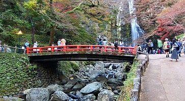 Ponte rosso al Parco Minoo, nei pressi di una cascata.