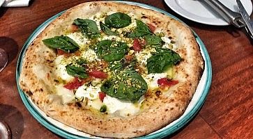 Pizza con formaggio e basilico a Tokyo.